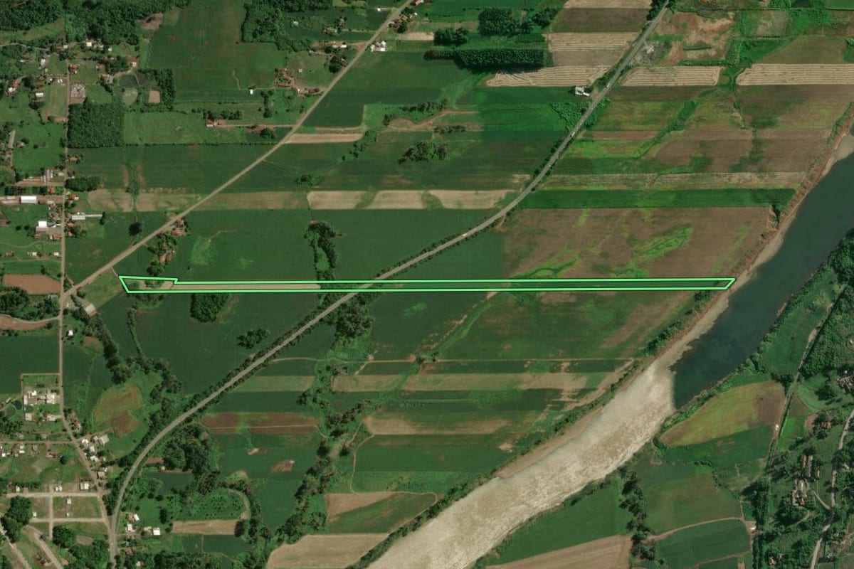 Imagem de satélite do imóvel rural em Arroio do Meio (RS), com o contorno declarado no CAR desenhado por cima.