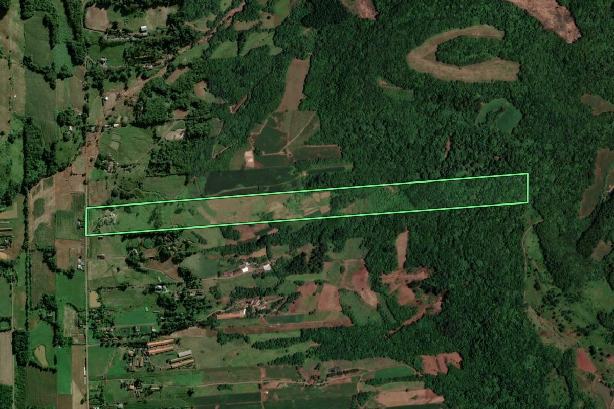 Imagem de satélite do imóvel rural em Arroio do Meio (RS), com o contorno declarado no CAR desenhado por cima.