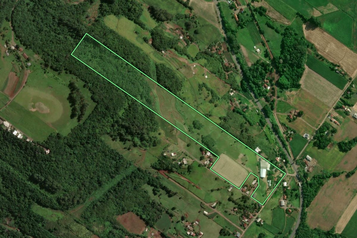 Imagem de satélite do imóvel rural em Arroio do Meio (RS), com o contorno declarado no CAR desenhado por cima.