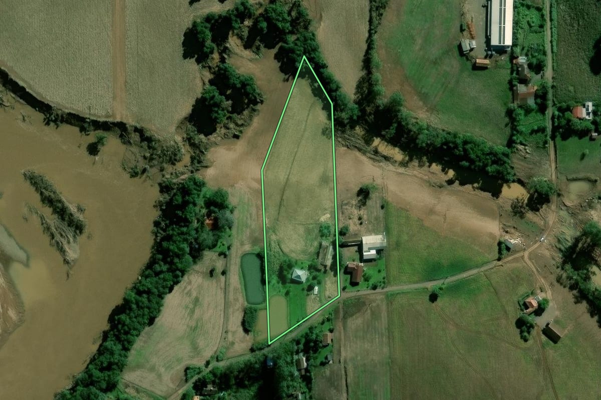 Imagem de satélite do imóvel rural em Arroio do Meio (RS), com o contorno declarado no CAR desenhado por cima.