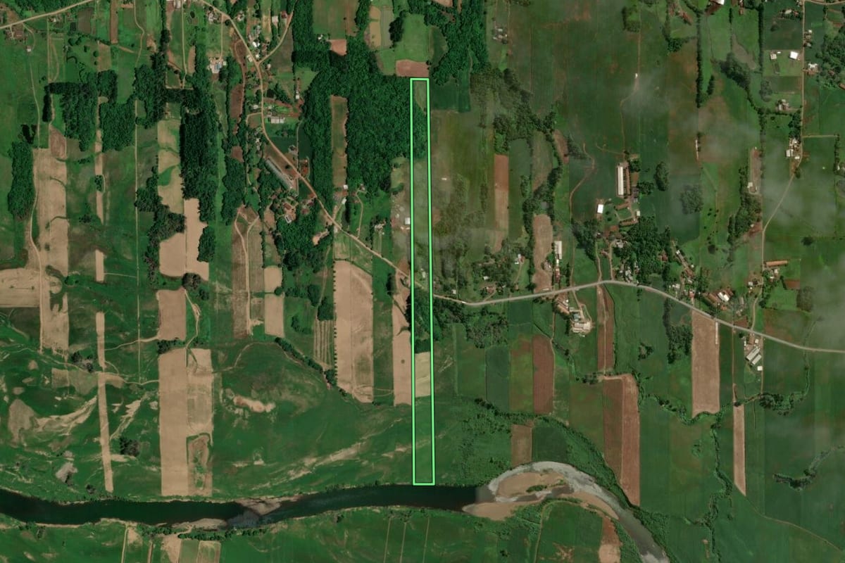 Imagem de satélite do imóvel rural em Arroio do Meio (RS), com o contorno declarado no CAR desenhado por cima.