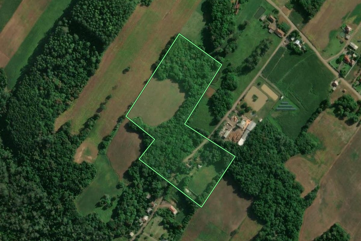 Imagem de satélite do imóvel rural em Arroio do Meio (RS), com o contorno declarado no CAR desenhado por cima.