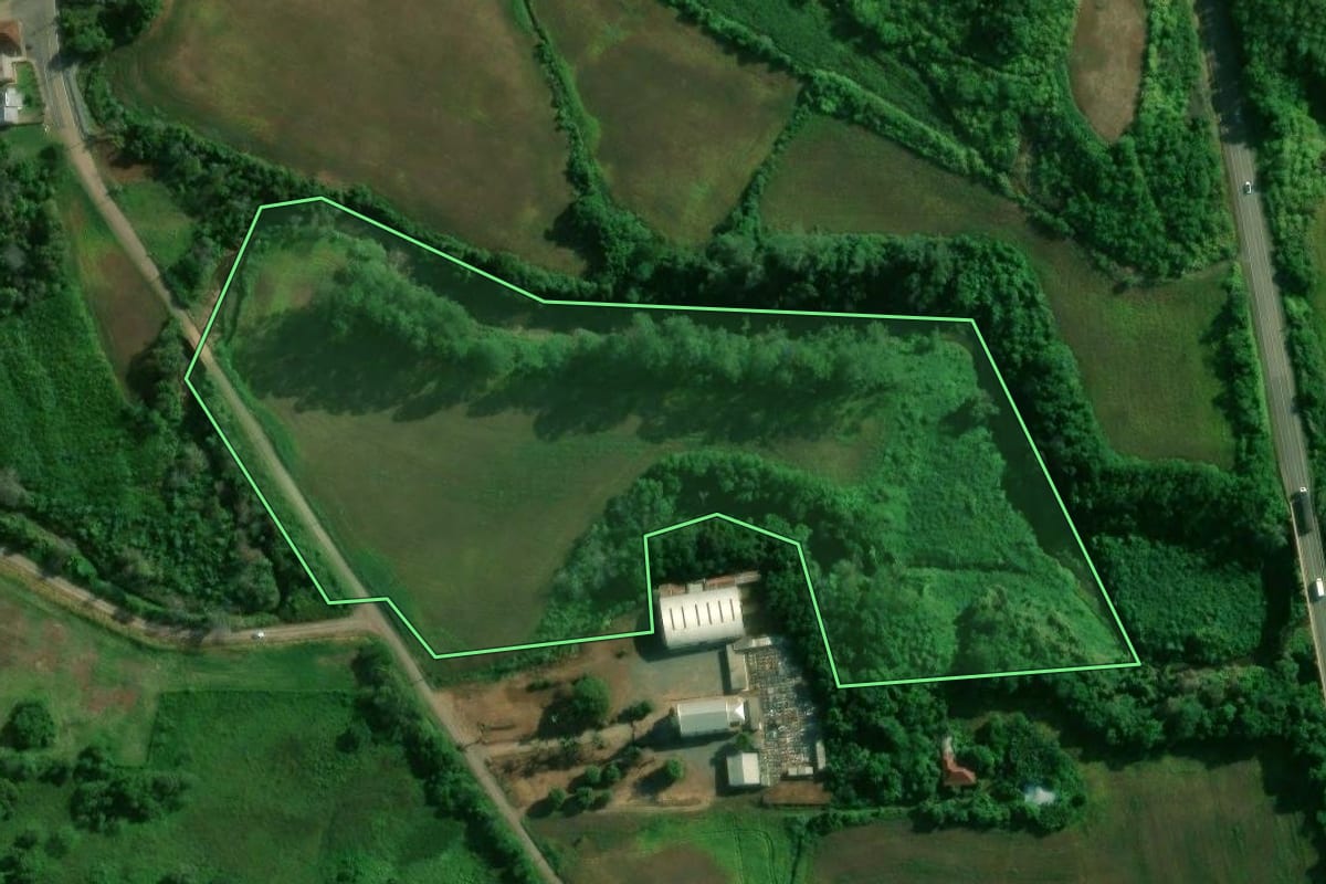 Imagem de satélite do imóvel rural em Arroio do Meio (RS), com o contorno declarado no CAR desenhado por cima.