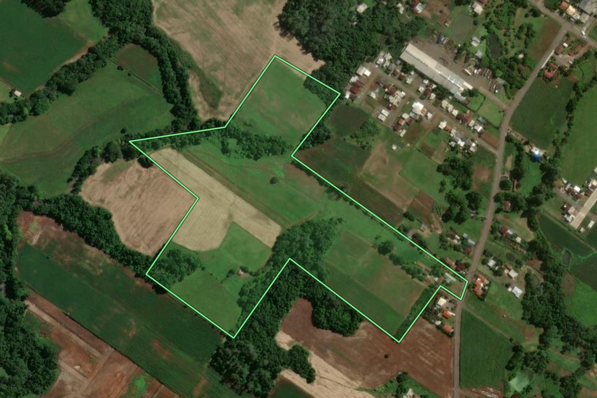 Imagem de satélite do imóvel rural em Arroio do Meio (RS), com o contorno declarado no CAR desenhado por cima.