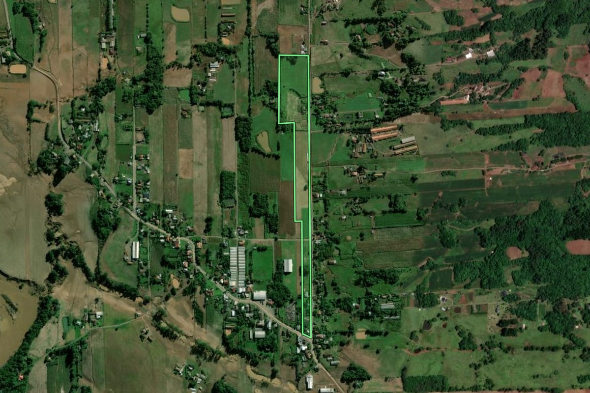 Imagem de satélite do imóvel rural em Arroio do Meio (RS), com o contorno declarado no CAR desenhado por cima.