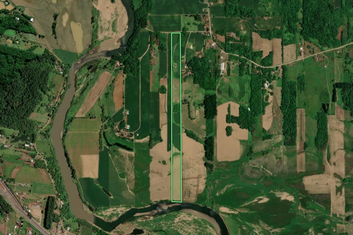 Imagem de satélite do imóvel rural em Arroio do Meio (RS), com o contorno declarado no CAR desenhado por cima.