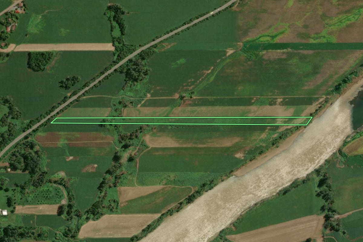 Imagem de satélite do imóvel rural em Arroio do Meio (RS), com o contorno declarado no CAR desenhado por cima.