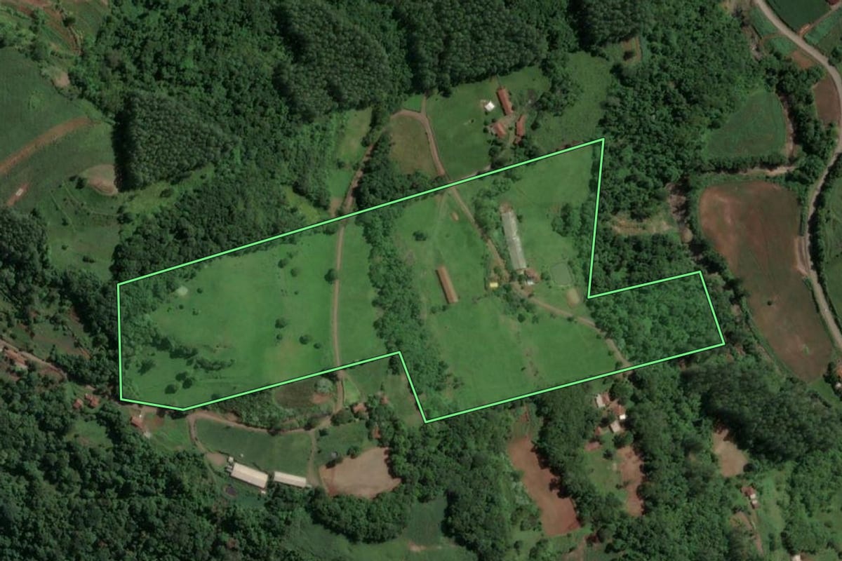 Imagem de satélite do imóvel rural em Arroio do Meio (RS), com o contorno declarado no CAR desenhado por cima.