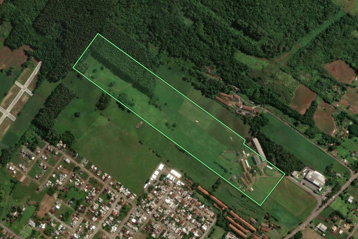 Imagem de satélite do imóvel rural em Arroio do Meio (RS), com o contorno declarado no CAR desenhado por cima.