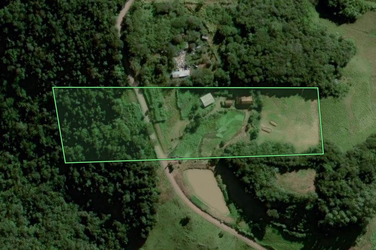 Imagem de satélite do imóvel rural em Arroio do Meio (RS), com o contorno declarado no CAR desenhado por cima.