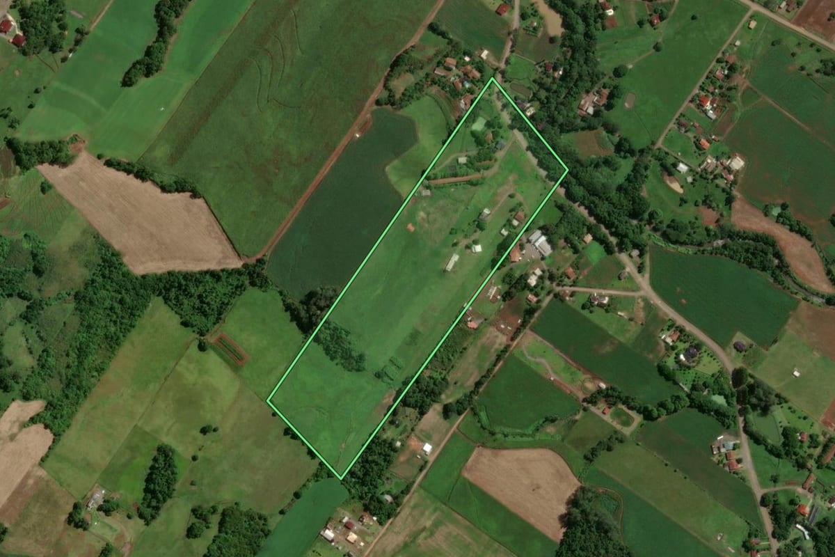 Imagem de satélite do imóvel rural em Arroio do Meio (RS), com o contorno declarado no CAR desenhado por cima.