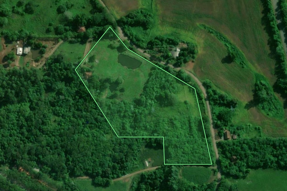 Imagem de satélite do imóvel rural em Arroio do Meio (RS), com o contorno declarado no CAR desenhado por cima.