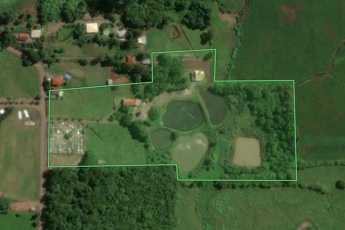 Imagem de satélite do imóvel rural em Arroio do Meio (RS), com o contorno declarado no CAR desenhado por cima.