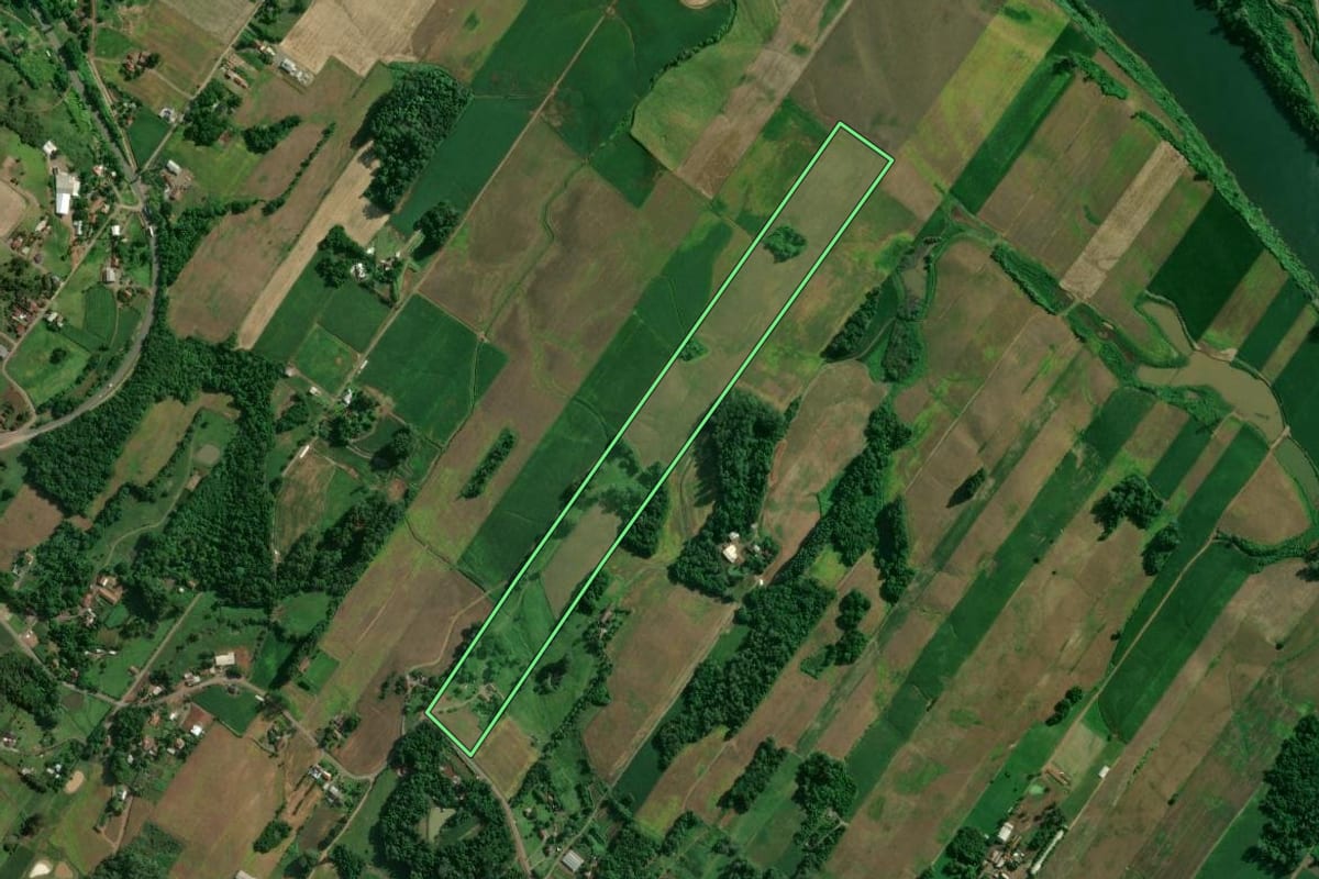 Imagem de satélite do imóvel rural em Arroio do Meio (RS), com o contorno declarado no CAR desenhado por cima.