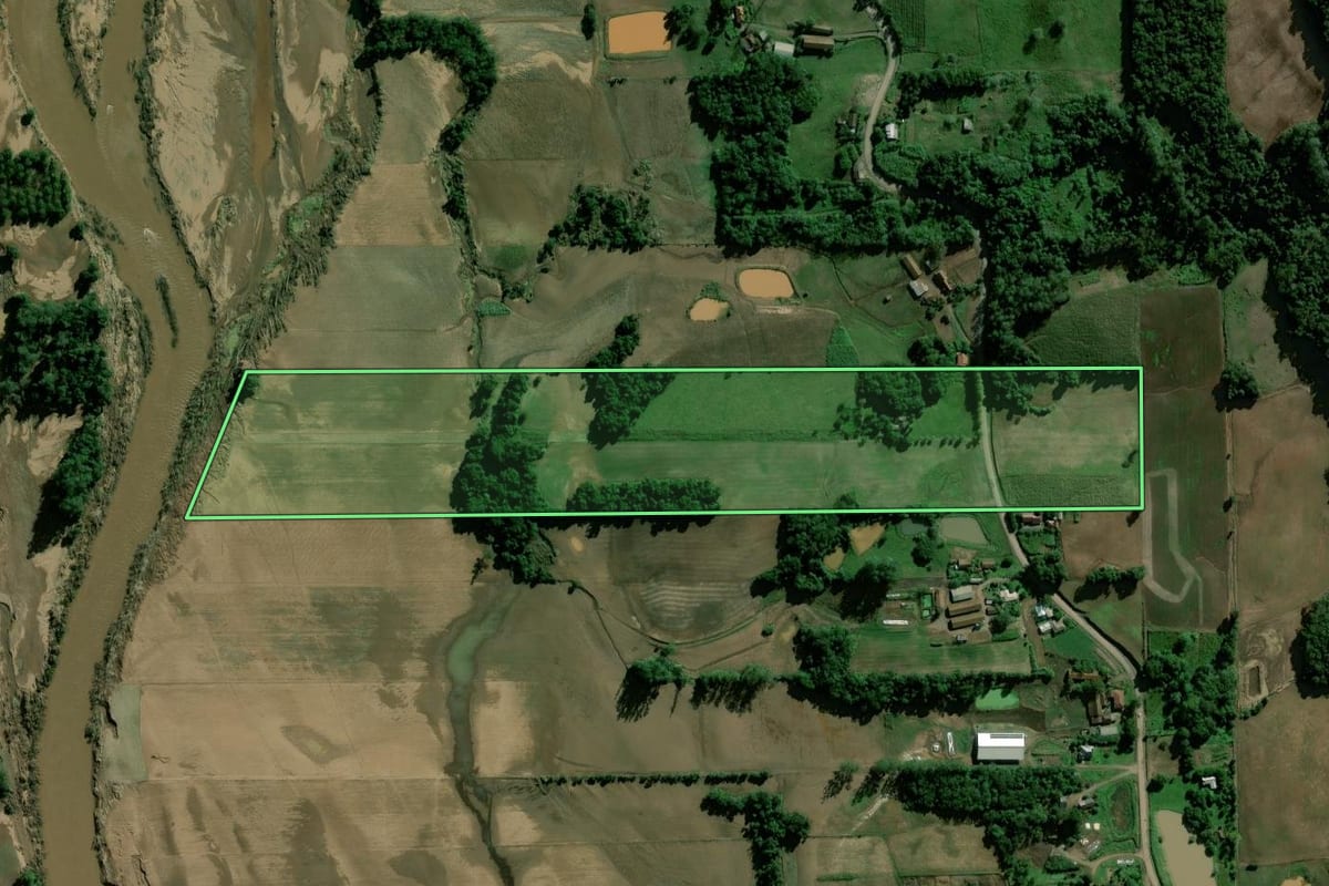 Imagem de satélite do imóvel rural em Arroio do Meio (RS), com o contorno declarado no CAR desenhado por cima.