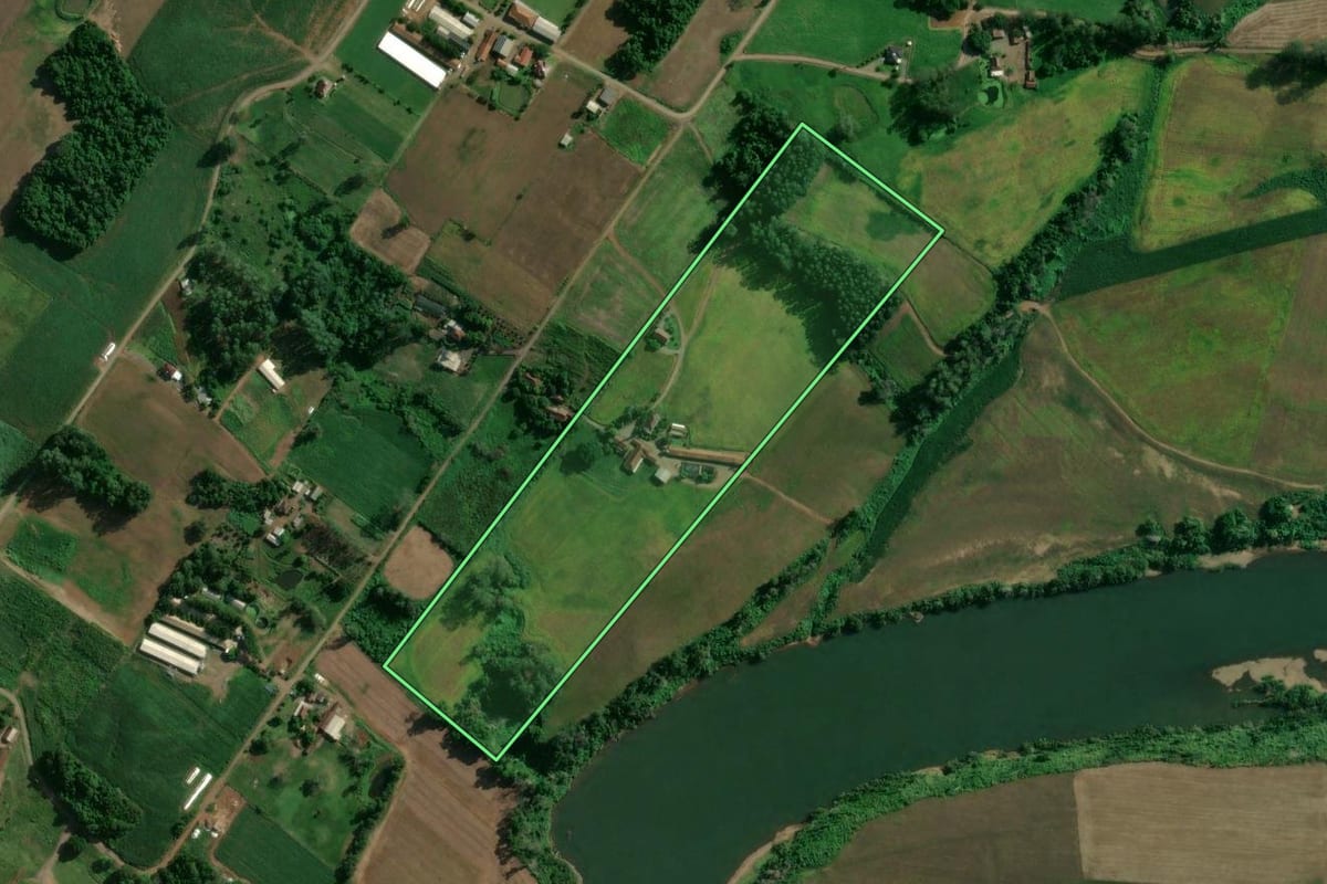 Imagem de satélite do imóvel rural em Arroio do Meio (RS), com o contorno declarado no CAR desenhado por cima.
