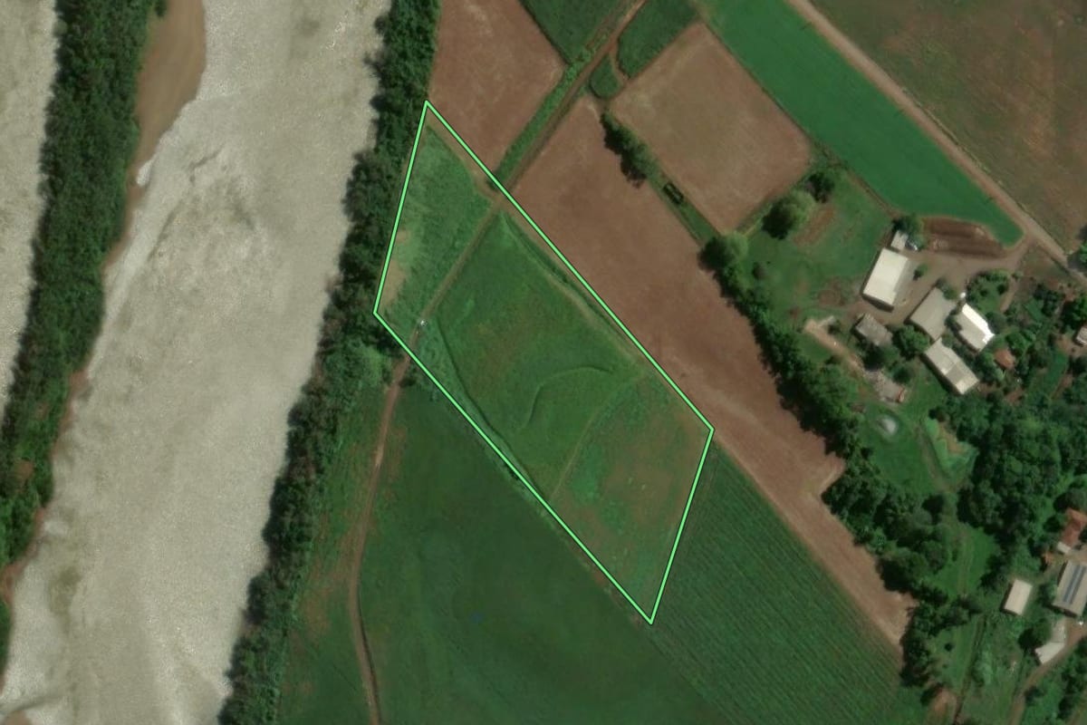 Imagem de satélite do imóvel rural em Arroio do Meio (RS), com o contorno declarado no CAR desenhado por cima.