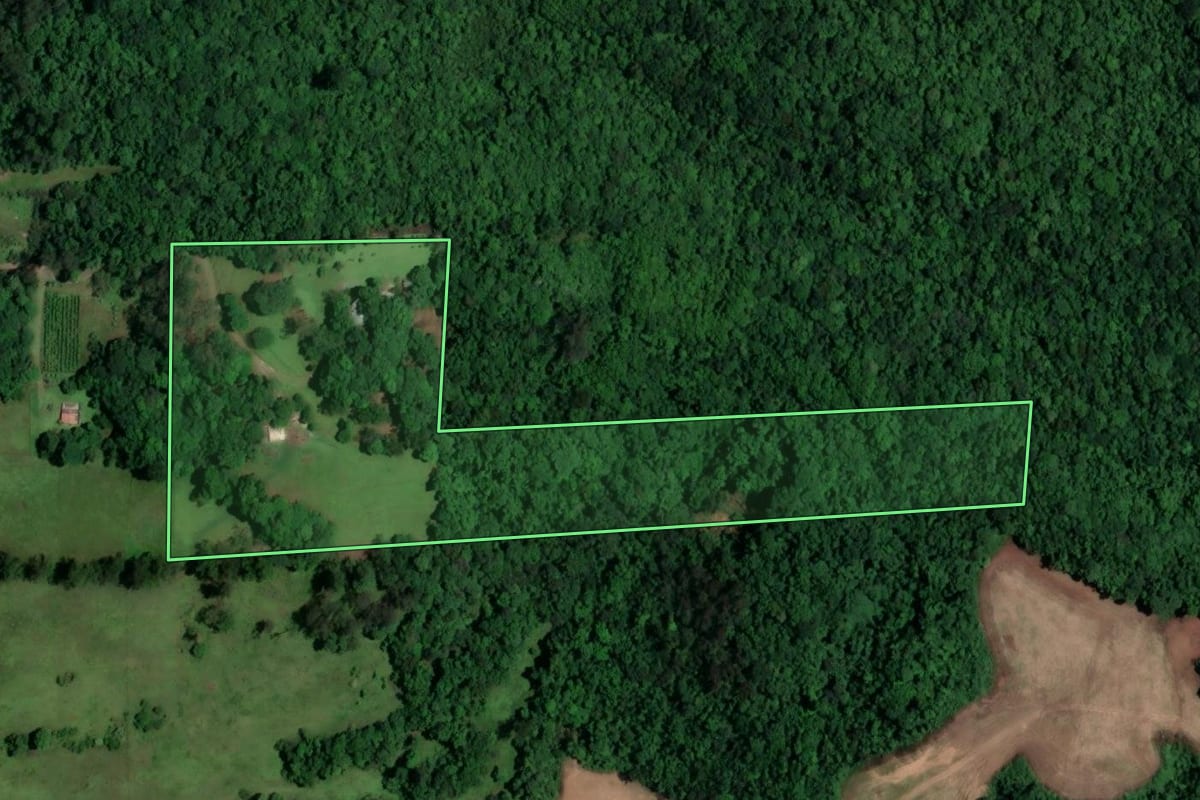 Imagem de satélite do imóvel rural em Arroio do Meio (RS), com o contorno declarado no CAR desenhado por cima.