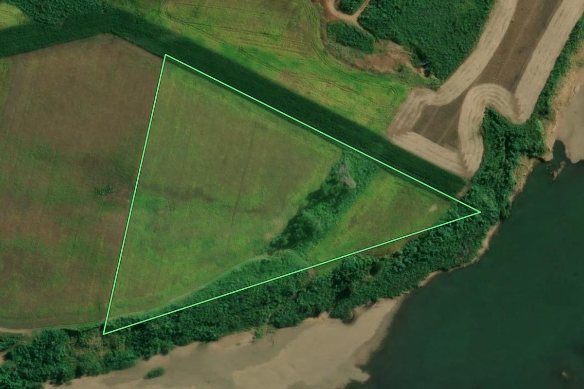 Imagem de satélite do imóvel rural em Arroio do Meio (RS), com o contorno declarado no CAR desenhado por cima.
