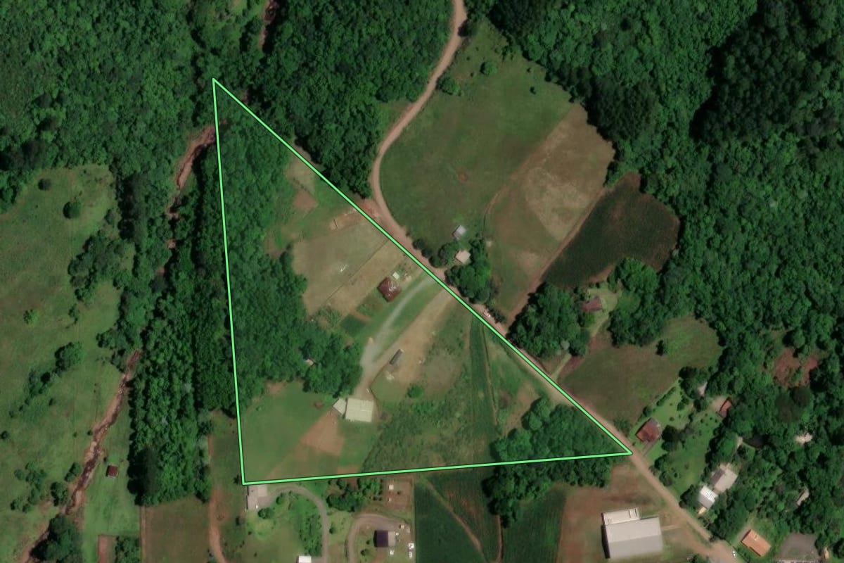 Imagem de satélite do imóvel rural em Arroio do Meio (RS), com o contorno declarado no CAR desenhado por cima.