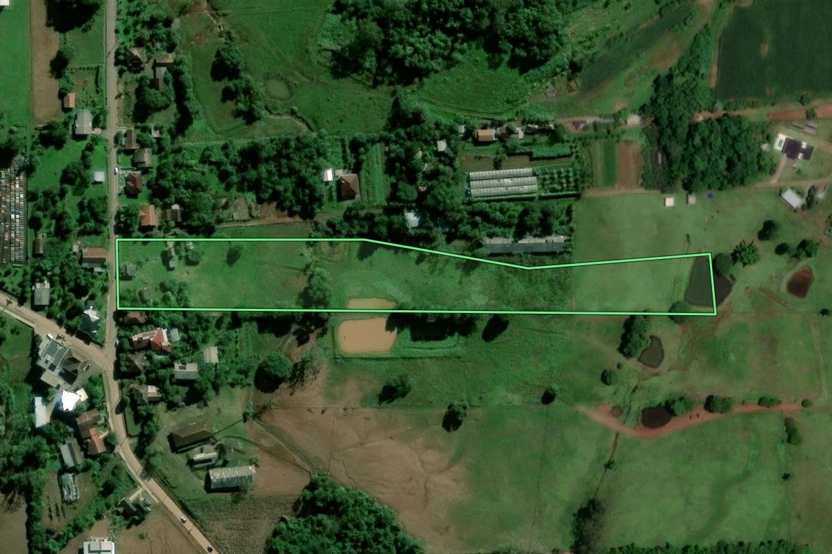 Imagem de satélite do imóvel rural em Arroio do Meio (RS), com o contorno declarado no CAR desenhado por cima.