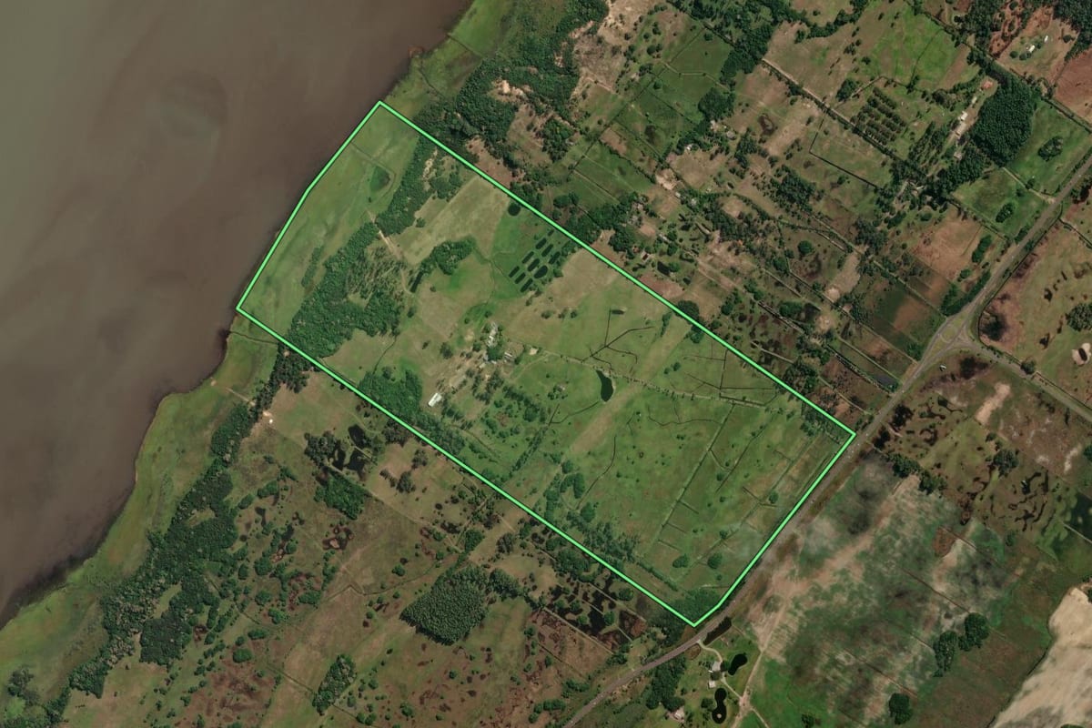 Imagem de satélite do imóvel rural em Arroio do Sal (RS), com o contorno declarado no CAR desenhado por cima.