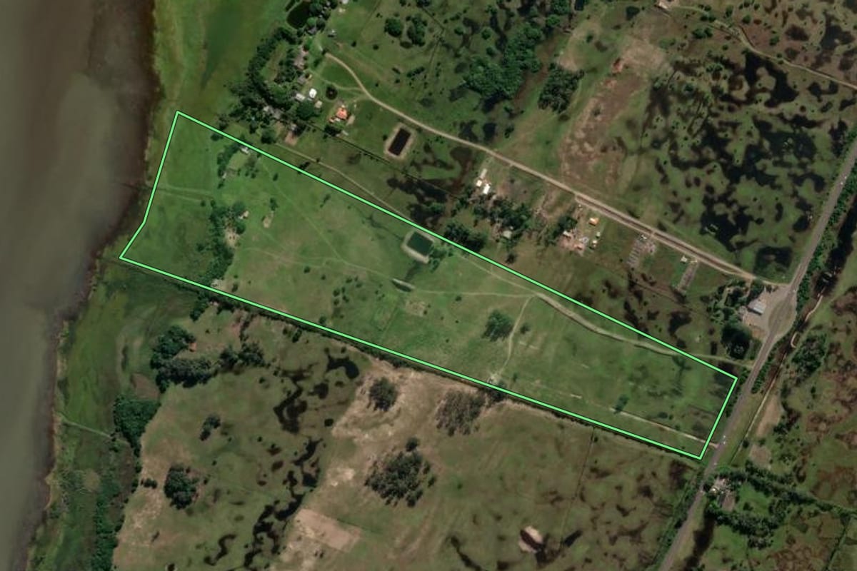Imagem de satélite do imóvel rural em Arroio do Sal (RS), com o contorno declarado no CAR desenhado por cima.