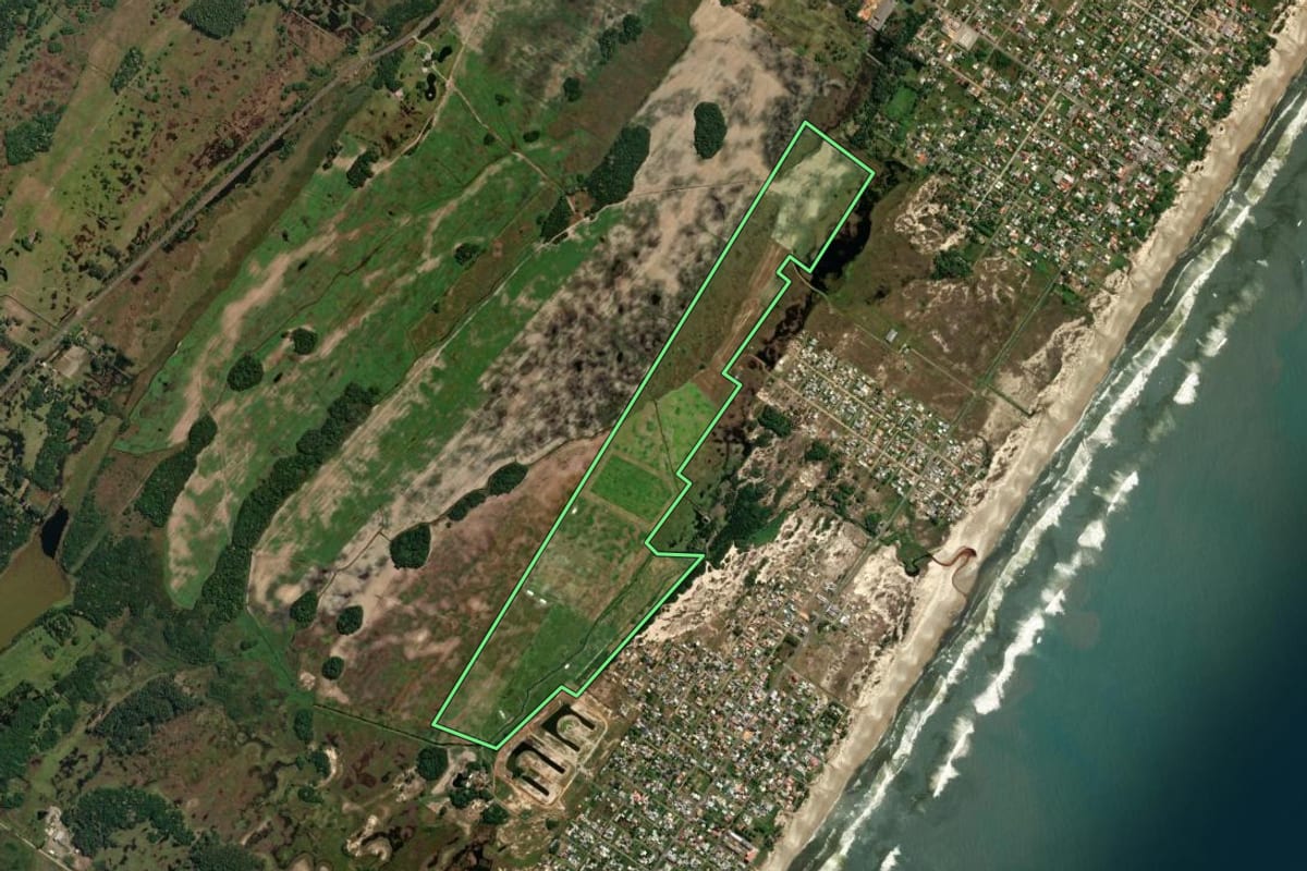 Imagem de satélite do imóvel rural em Arroio do Sal (RS), com o contorno declarado no CAR desenhado por cima.