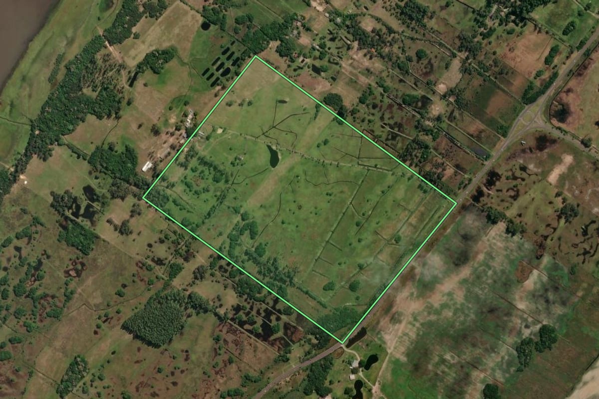 Imagem de satélite do imóvel rural em Arroio do Sal (RS), com o contorno declarado no CAR desenhado por cima.