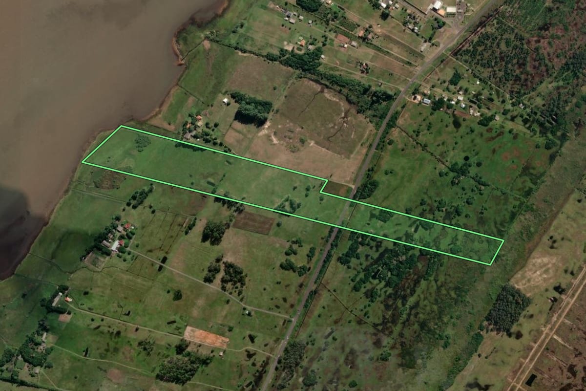 Imagem de satélite do imóvel rural em Arroio do Sal (RS), com o contorno declarado no CAR desenhado por cima.