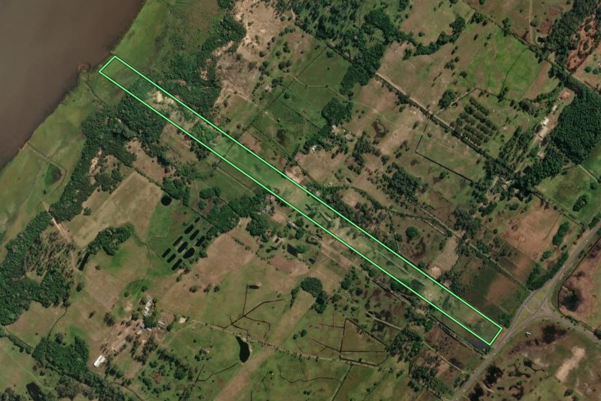 Imagem de satélite do imóvel rural em Arroio do Sal (RS), com o contorno declarado no CAR desenhado por cima.