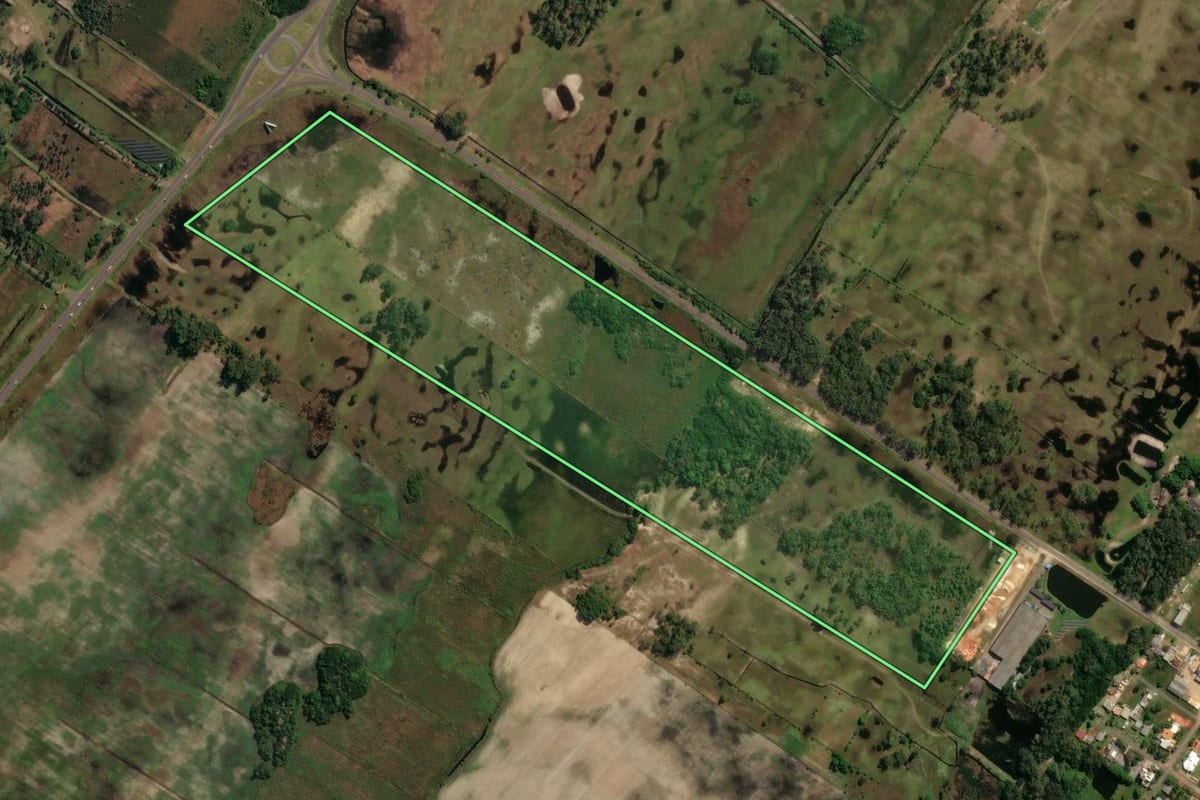 Imagem de satélite do imóvel rural em Arroio do Sal (RS), com o contorno declarado no CAR desenhado por cima.