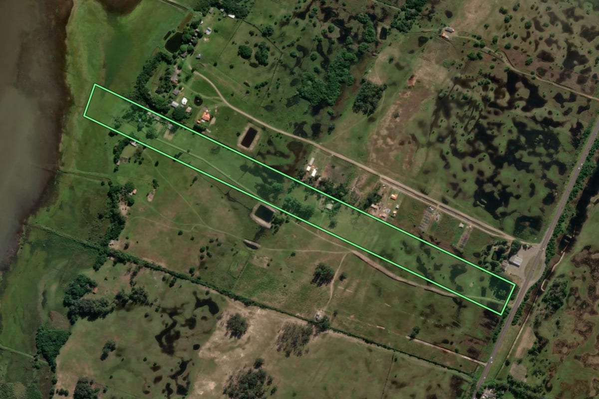 Imagem de satélite do imóvel rural em Arroio do Sal (RS), com o contorno declarado no CAR desenhado por cima.