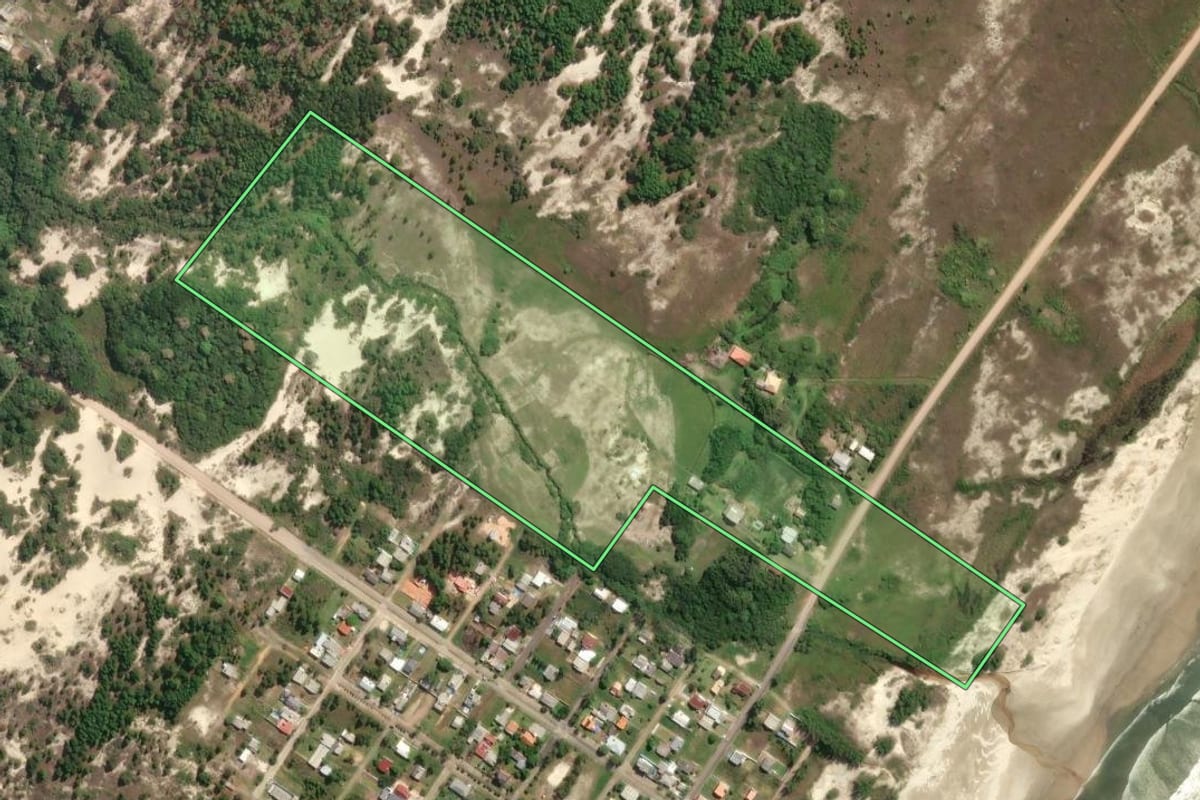 Imagem de satélite do imóvel rural em Arroio do Sal (RS), com o contorno declarado no CAR desenhado por cima.