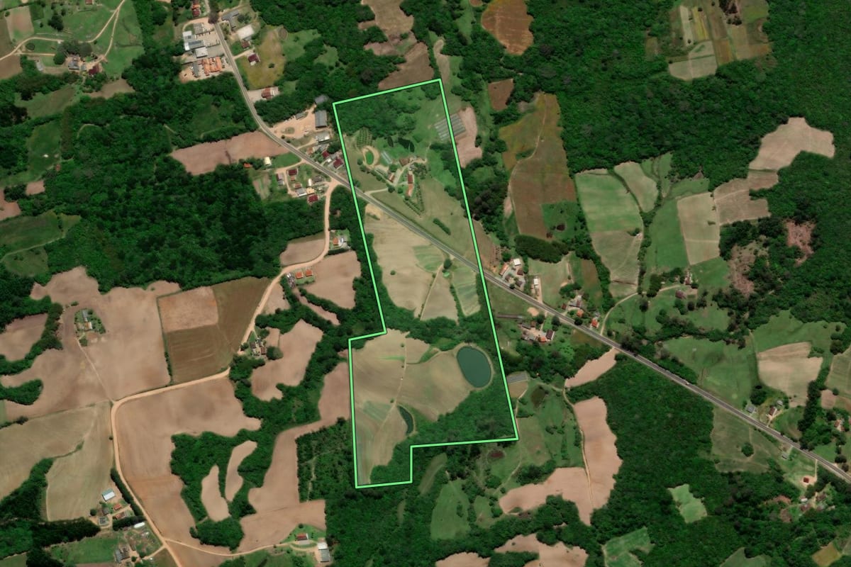 Imagem de satélite do imóvel rural em Arroio do Padre (RS), com o contorno declarado no CAR desenhado por cima.
