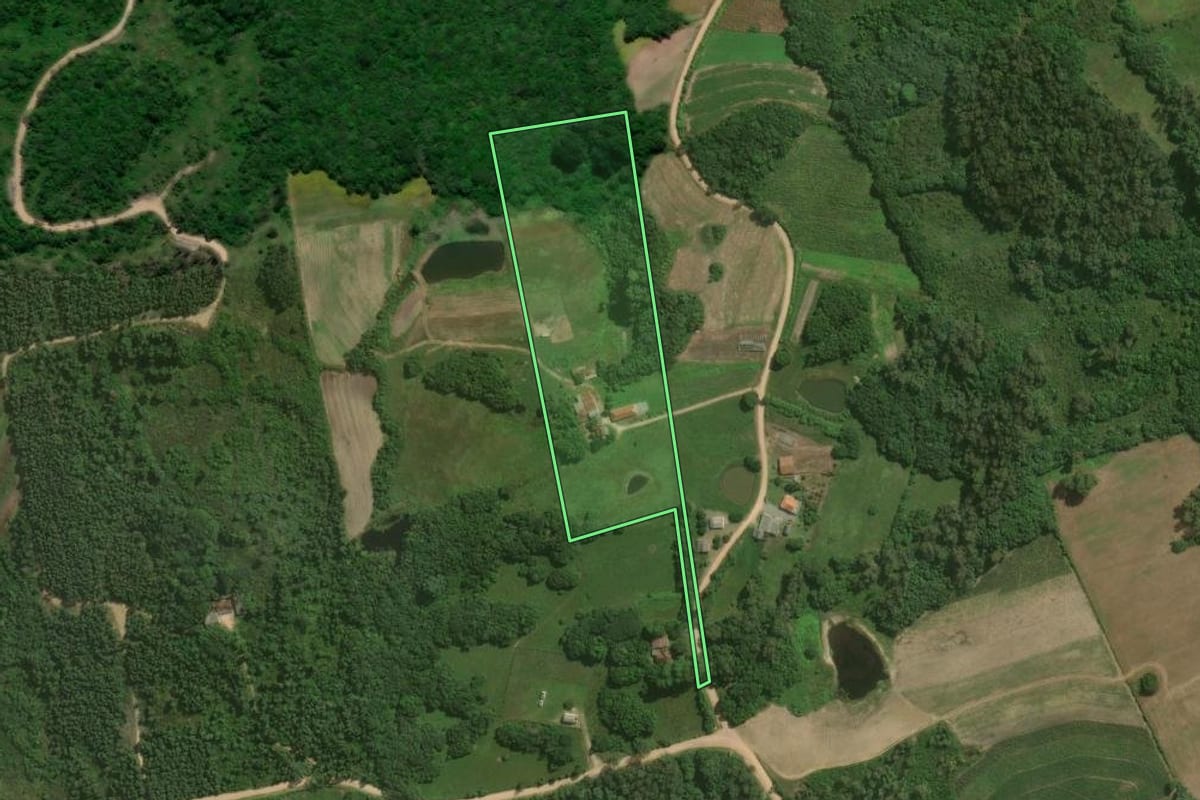 Imagem de satélite do imóvel rural em Arroio do Padre (RS), com o contorno declarado no CAR desenhado por cima.