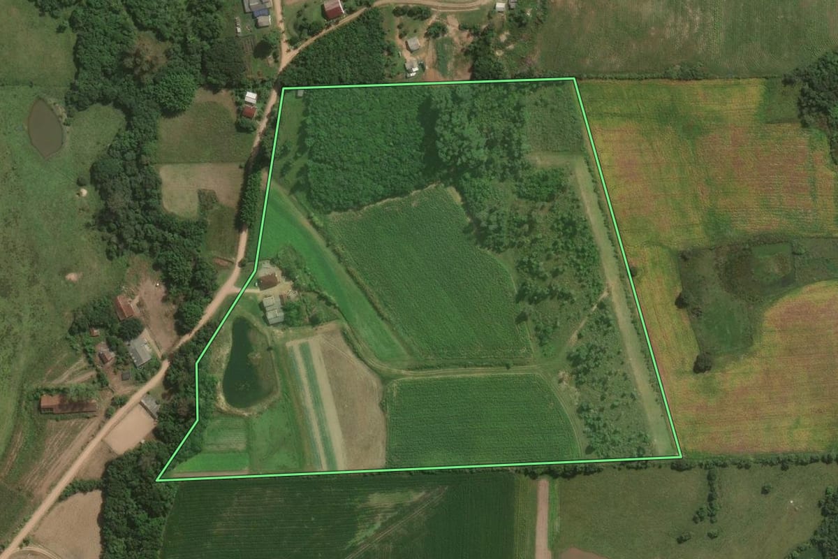 Imagem de satélite do imóvel rural em Arroio do Padre (RS), com o contorno declarado no CAR desenhado por cima.