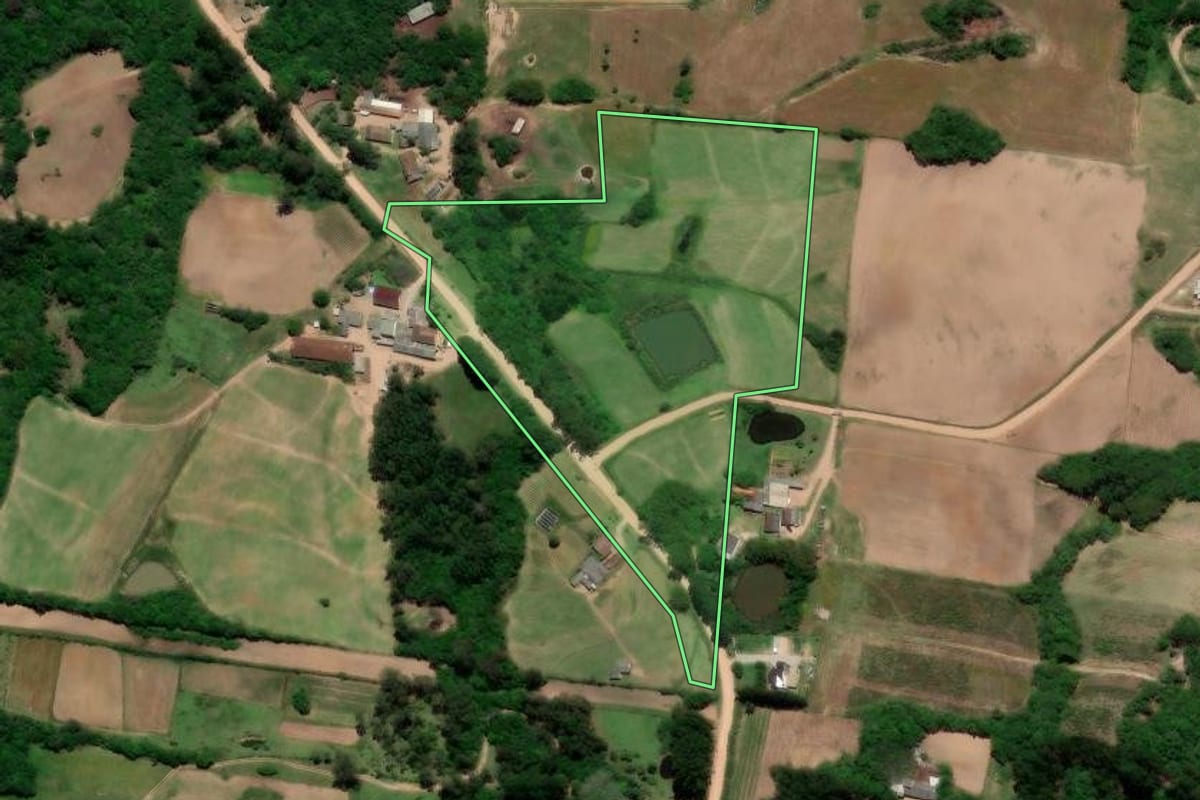 Imagem de satélite do imóvel rural em Arroio do Padre (RS), com o contorno declarado no CAR desenhado por cima.