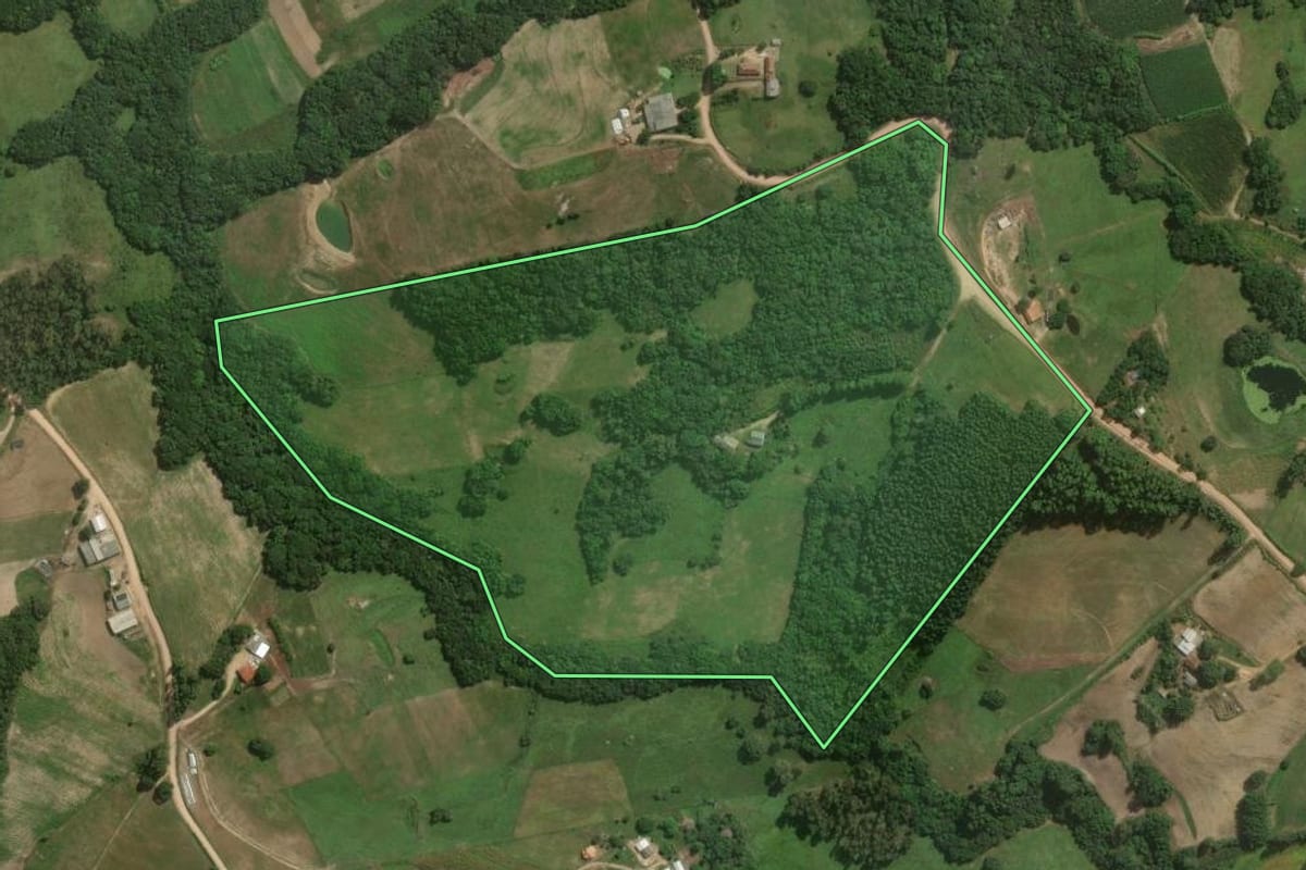 Imagem de satélite do imóvel rural em Arroio do Padre (RS), com o contorno declarado no CAR desenhado por cima.