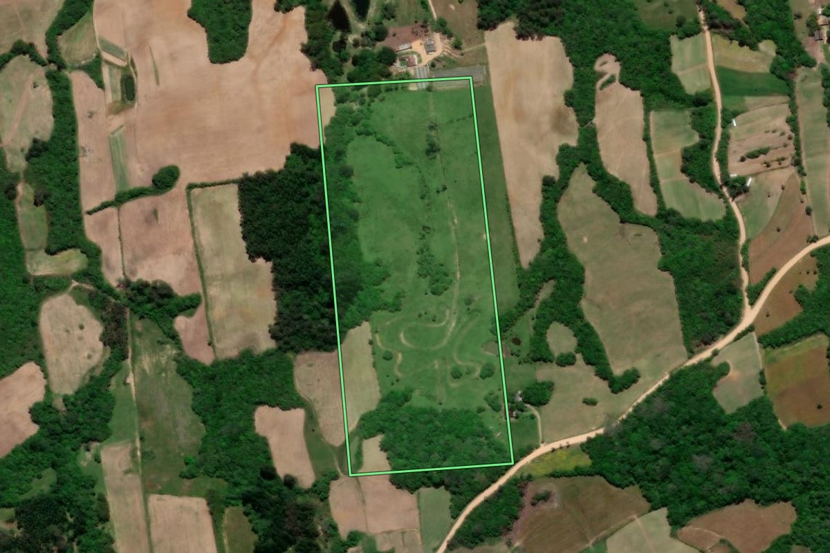Imagem de satélite do imóvel rural em Arroio do Padre (RS), com o contorno declarado no CAR desenhado por cima.