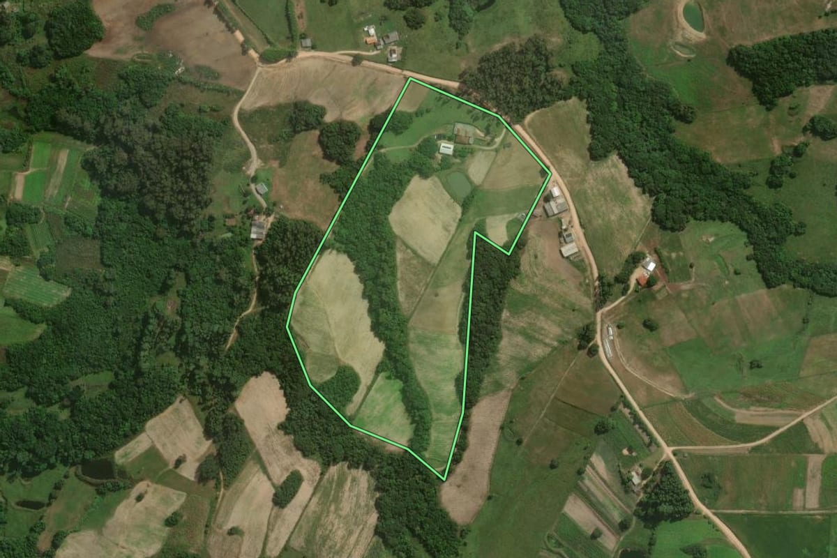Imagem de satélite do imóvel rural em Arroio do Padre (RS), com o contorno declarado no CAR desenhado por cima.