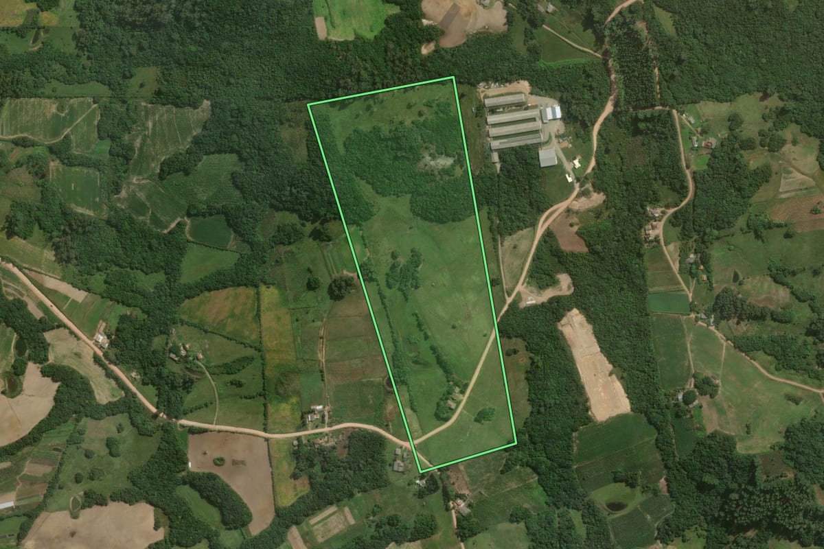 Imagem de satélite do imóvel rural em Arroio do Padre (RS), com o contorno declarado no CAR desenhado por cima.