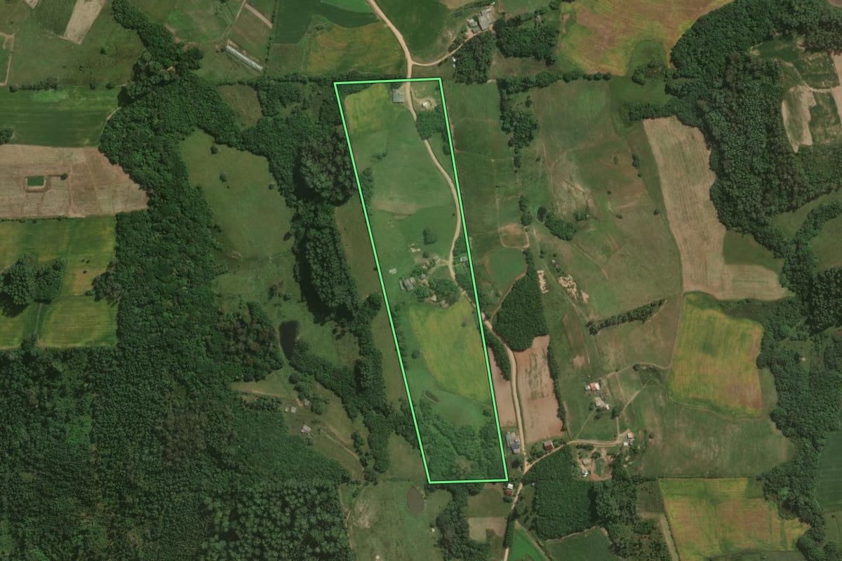 Imagem de satélite do imóvel rural em Arroio do Padre (RS), com o contorno declarado no CAR desenhado por cima.
