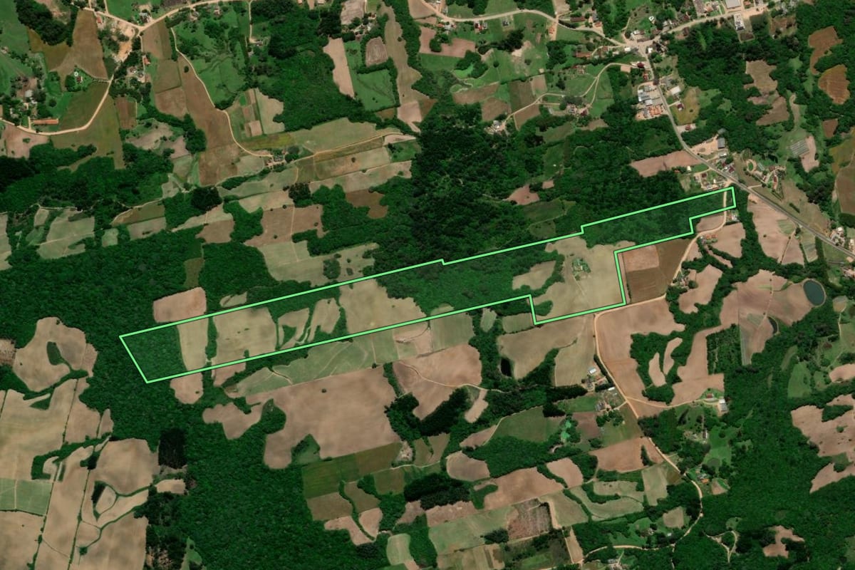 Imagem de satélite do imóvel rural em Arroio do Padre (RS), com o contorno declarado no CAR desenhado por cima.