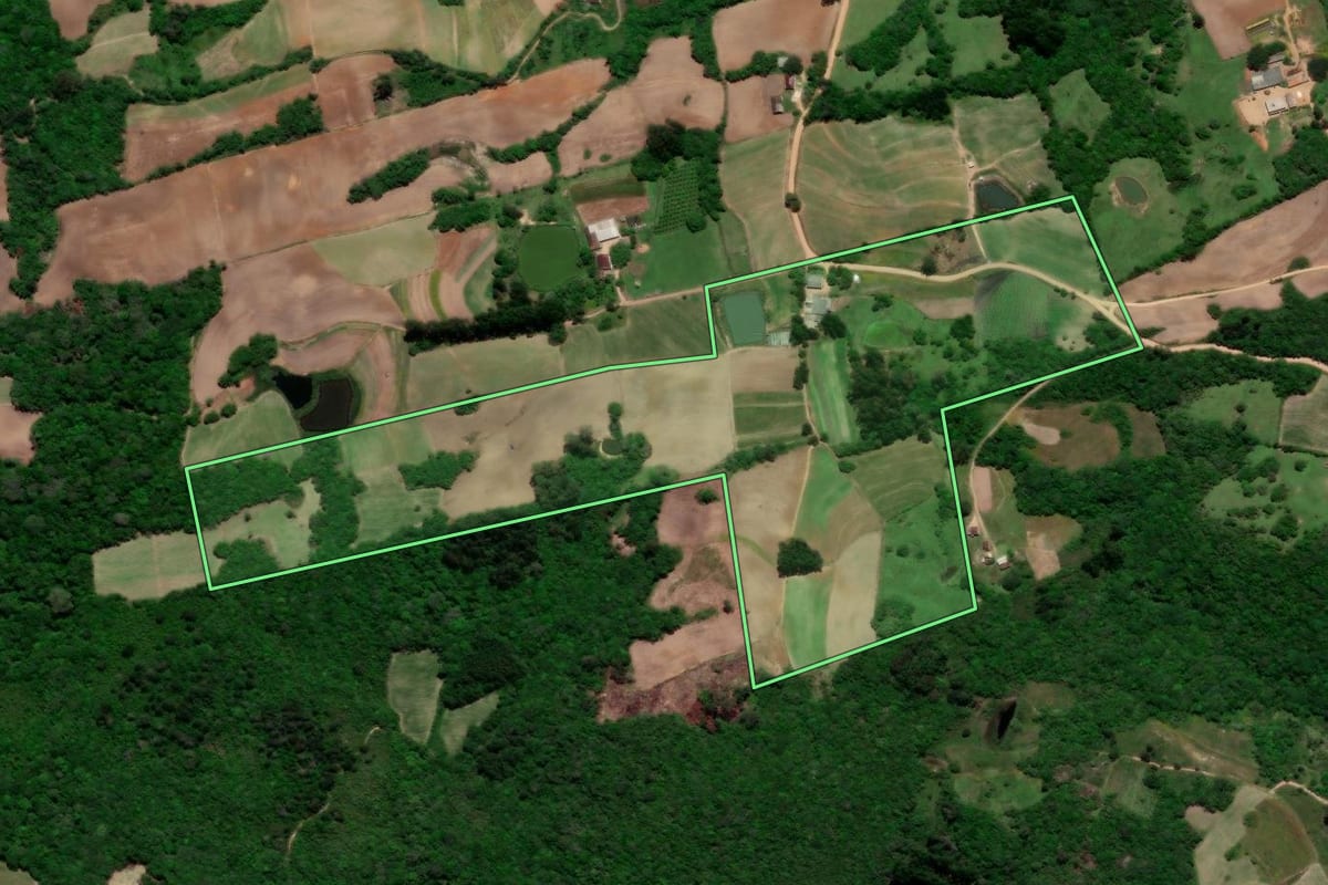Imagem de satélite do imóvel rural em Arroio do Padre (RS), com o contorno declarado no CAR desenhado por cima.