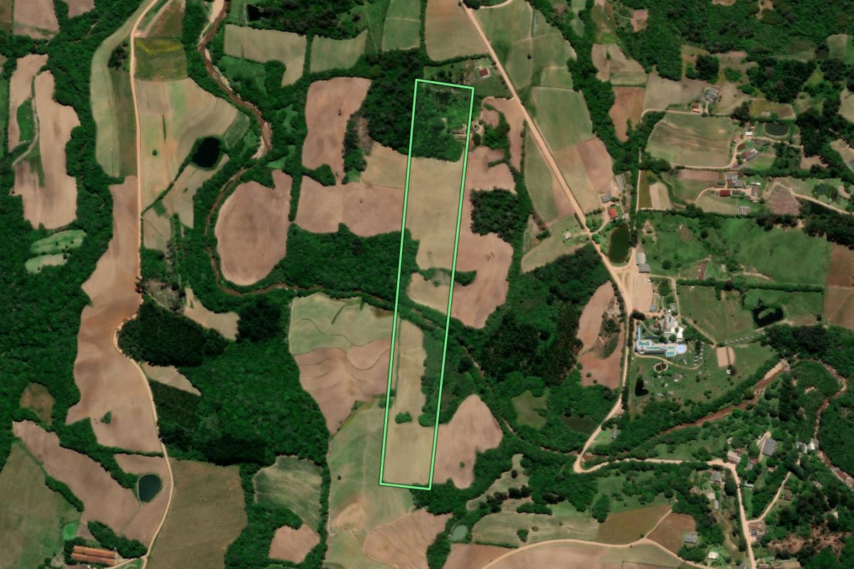 Imagem de satélite do imóvel rural em Arroio do Padre (RS), com o contorno declarado no CAR desenhado por cima.
