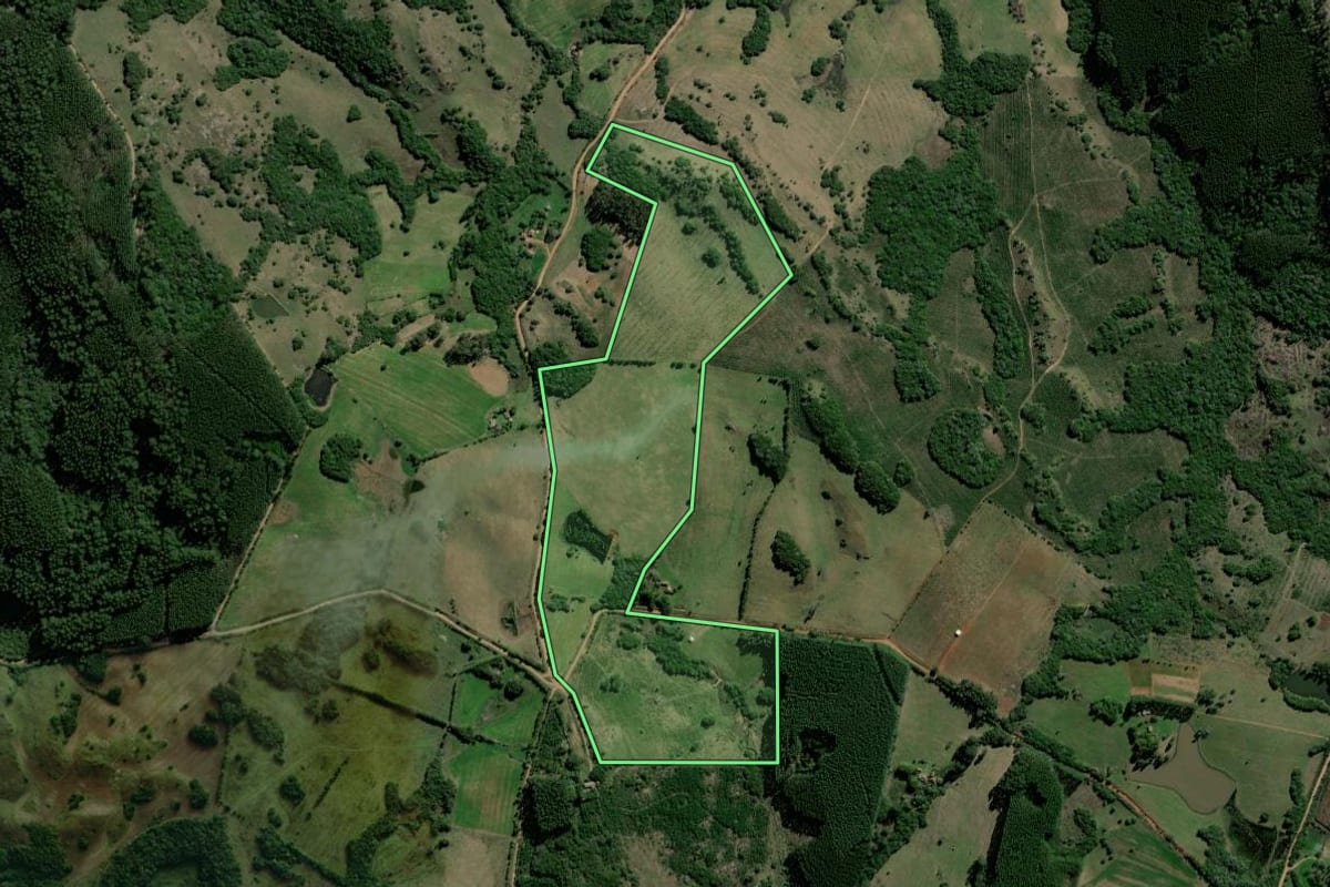 Imagem de satélite do imóvel rural em Arroio dos Ratos (RS), com o contorno declarado no CAR desenhado por cima.