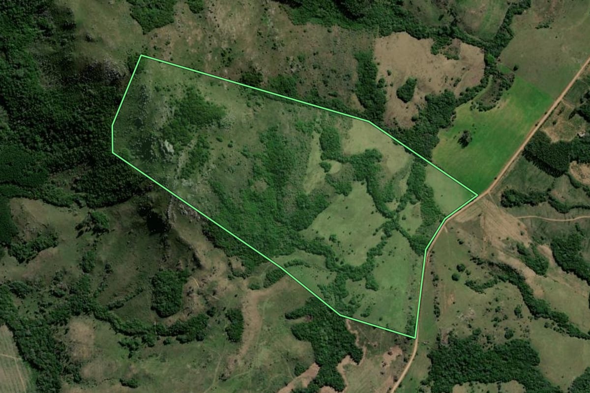 Imagem de satélite do imóvel rural em Arroio dos Ratos (RS), com o contorno declarado no CAR desenhado por cima.