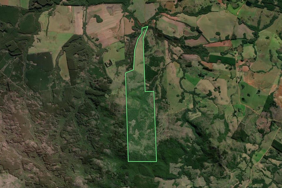 Imagem de satélite do imóvel rural em Arroio dos Ratos (RS), com o contorno declarado no CAR desenhado por cima.