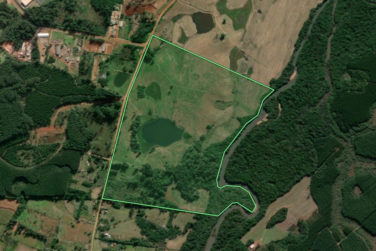 Imagem de satélite do imóvel rural em Arroio dos Ratos (RS), com o contorno declarado no CAR desenhado por cima.